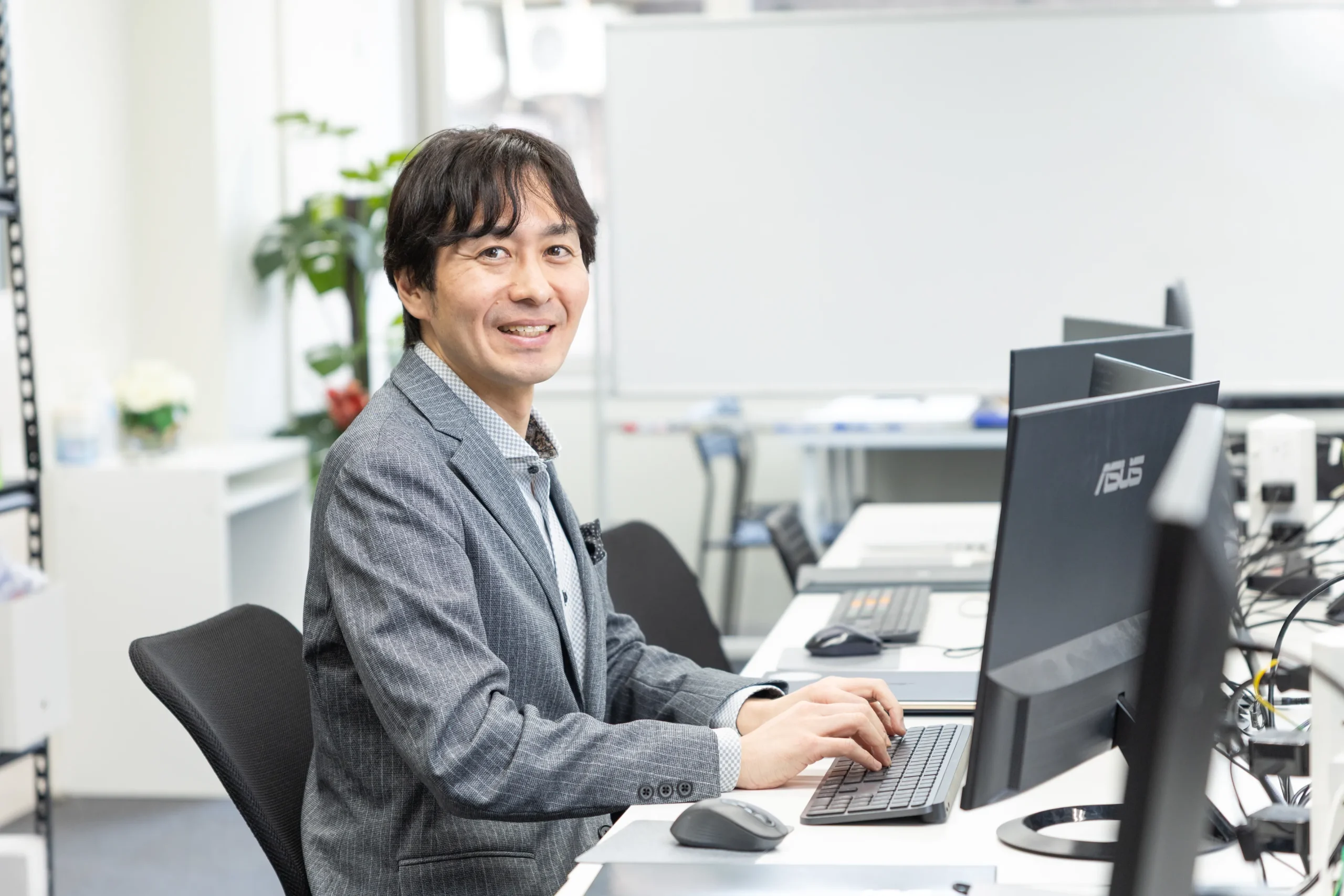 鴨居さんがパソコンを操作している様子